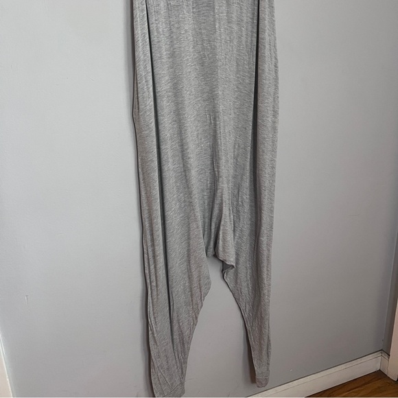 Gray Sleeveless Drop Crotch Romper with Pockets & Tapered Legs 22” ptp (Large) - Picture 8 of 8